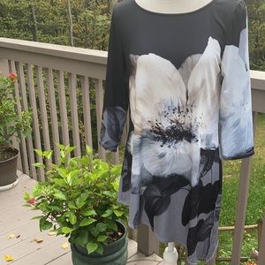 Chico’s asymmetrical hemline top in size S/6